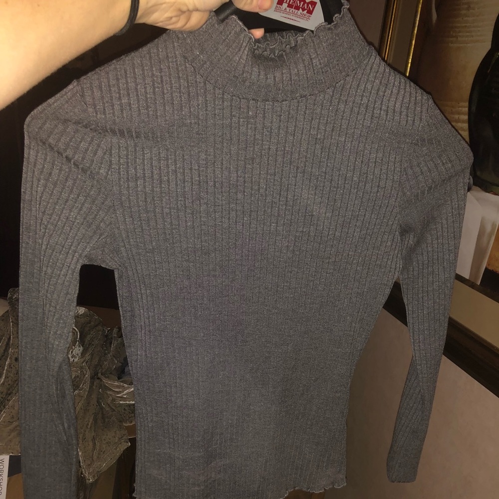 Grey turtle neck crop / shirt